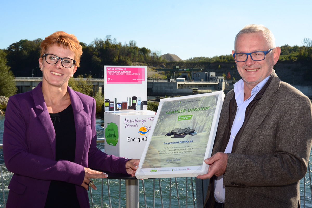 Auszeichnung von "Energiedienst" in Lörrach für die Handysammel-Aktion, Übergabe der Sammel-Urkunde