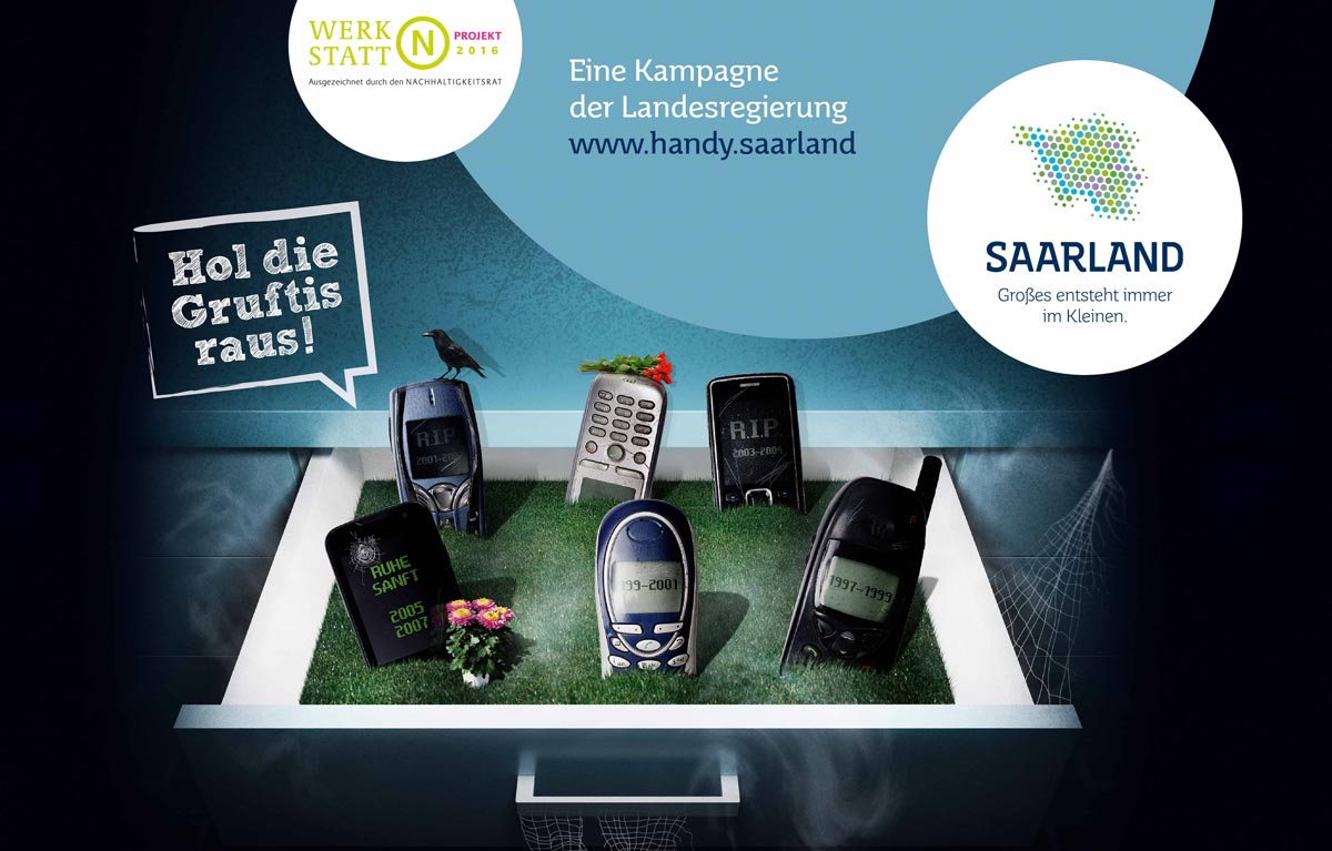 Kampagnen-Plakat „Hol die Gruftis raus!“ Althandy-Friedhof, Handys als Grabsteine Schonung natürlicher Ressourcen durch Sammlung von Althandys