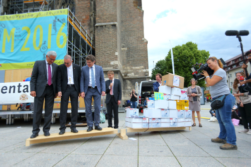 Frank Otfried July, Landesbischof der Evangelischen Landeskirche in Württemberg, der Ulmer Oberbürgermeister Gunter Czisch und der Ulmer Dekan Ernst-Wilhelm Gohl wurden mit allen bis dahin gesammelten Handys vor dem Ulmer Münster aufgewogen.