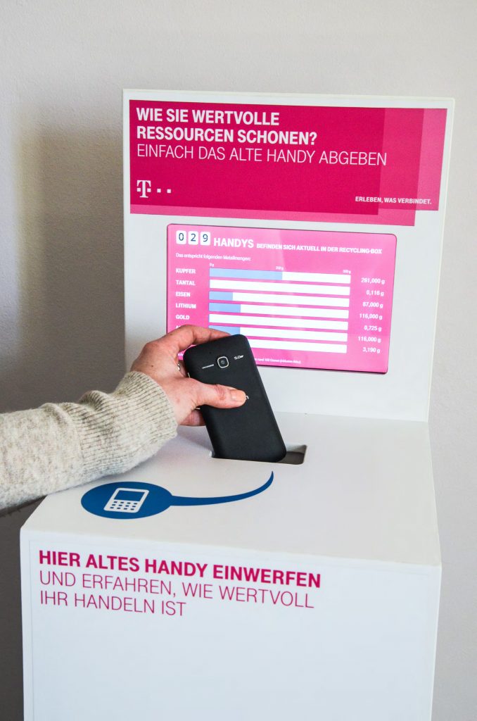 Mobile, digitale Handysammelbox Hand wirft Handy ein