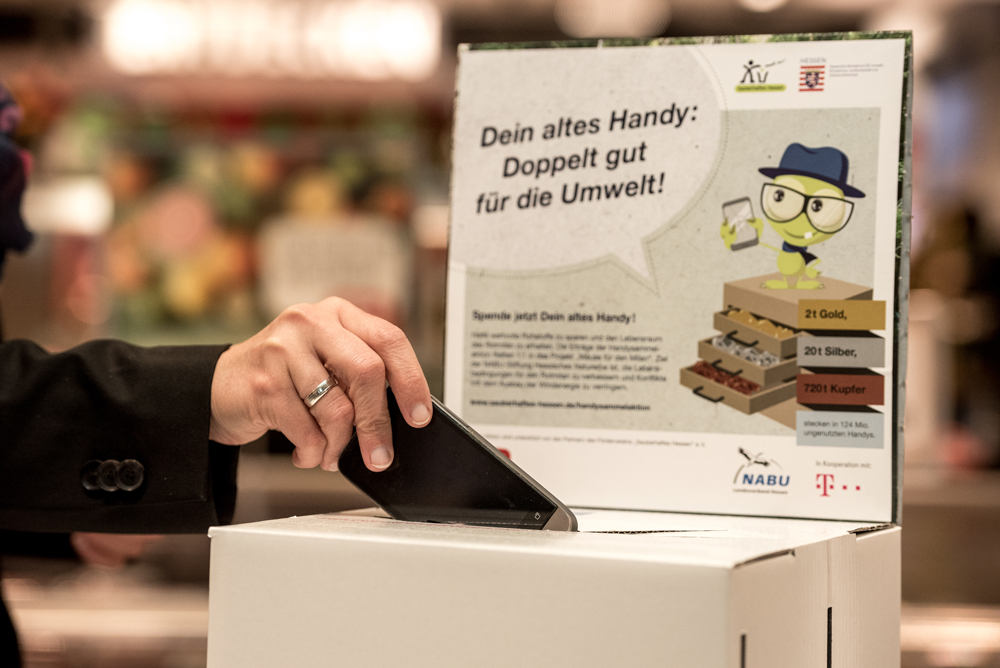 Gemeinsam mit den Kooperationspartnern REWE Region Mitte, Deutsche Telekom, NABU Hessen und Teqcycle wirbt das Hessische Umweltministerium für die Abgabe ungenutzter Handys, um die Geräte einem Recycling zuzuführen. Die Handysammelaktion der Umweltkampagne „Sauberhaftes Hessen“ läuft vom 19.11. bis 13.01. in allen hessischen REWE Märkten.