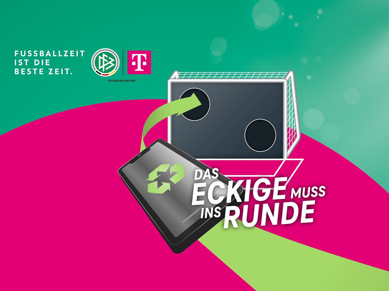 Recycling-Symbol auf Smartphone mit Fußball und Fußballtor, DFB und Telekom Logos, 'Das Eckige muss ins Runde'-Slogan.