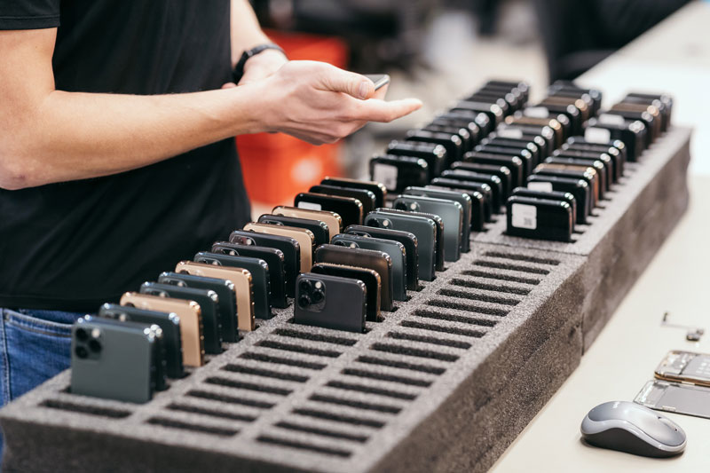 Smartphones bei Foxway und dem Handysammelcenter Mann präsentiert Auswahl an Smartphones, die bei Foxway für das Handysammelcenter eingegangen sind
