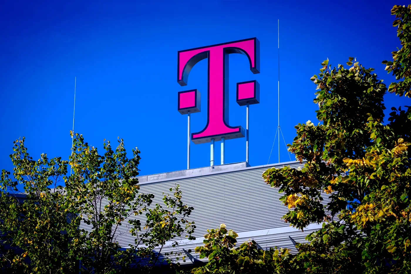 Deutsche Telekom Logo auf Dach